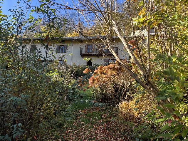 Huis te koop in&nbsp;TARASCON-SUR-ARIÈGE 09400 Ariège Midi-Pyrénées France: Woonhuis met een terrein van 4261 m2. Indeling: 7 vertrekken, 5 slaapkamers, 4 badkamers en een woonoppervlakte van 242 m2....
