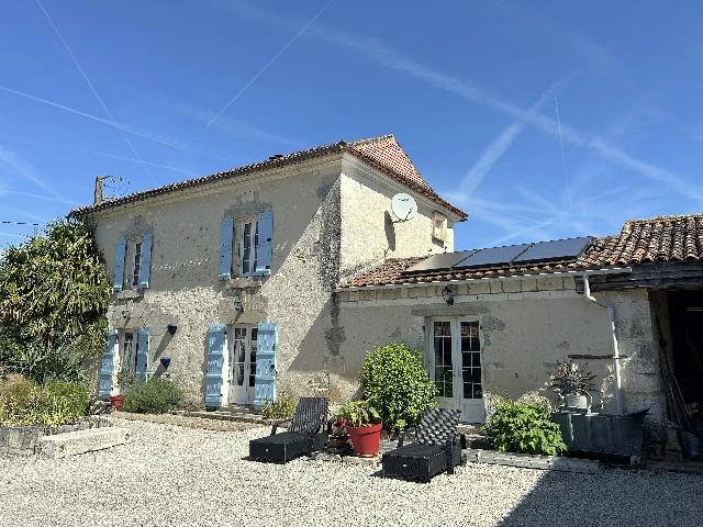 Huis te koop in&nbsp;LA TOUR-BLANCHE-CERCLES 24320 Dordogne Aquitaine France: Woonhuis met een terrein van 4396 m2. Indeling: 7 vertrekken, 5 slaapkamers, 3 badkamers en een woonoppervlakte van 164 m2. Verwarming op hout....