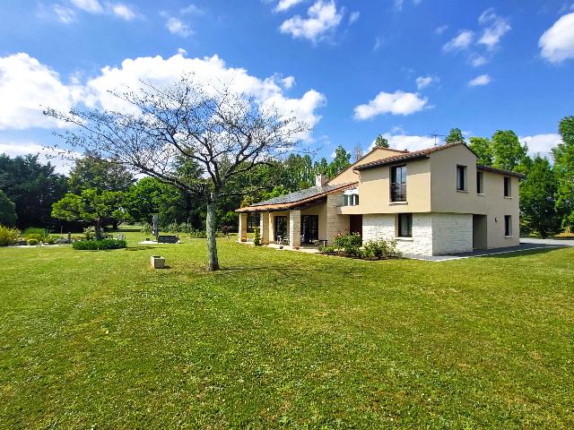 Huis te koop in&nbsp;JARNAC 16200 Charente Poitou-Charentes France: Woonhuis met een terrein van 12000 m2. Indeling: 10 vertrekken, 4 slaapkamers, 2 badkamers en een woonoppervlakte van 257 m2. Verwarming op hout....