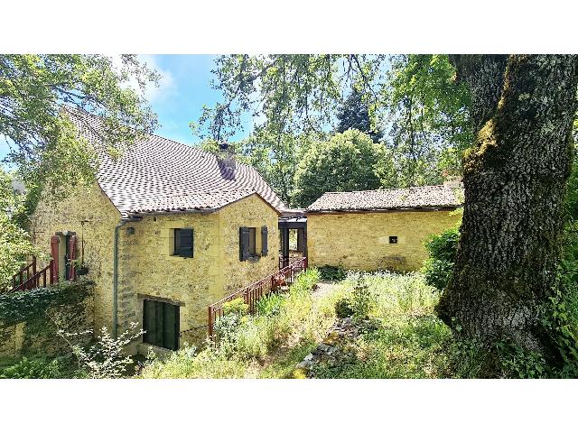 Huis te koop in&nbsp;DAGLAN 24250 Dordogne Aquitaine France: Woonhuis met een terrein van 6340 m2. Indeling: 7 vertrekken, 3 slaapkamers, 2 badkamers en een woonoppervlakte van 202 m2. Verwarming op hout....