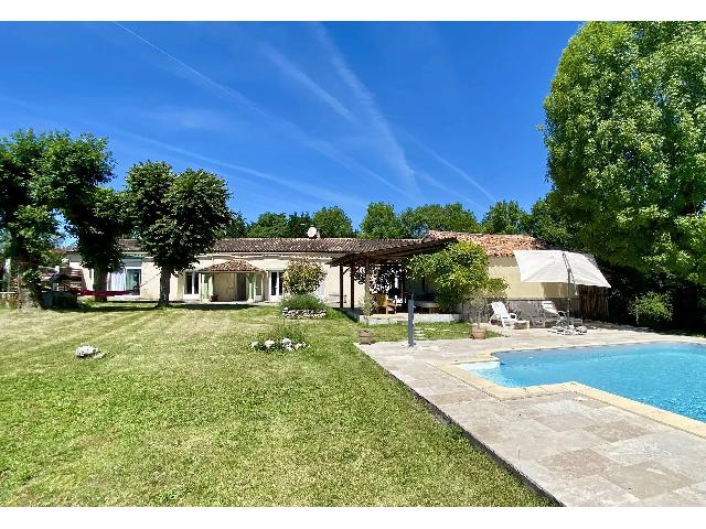 Huis te koop in&nbsp;MONFLANQUIN 47150 Lot-et-Garonne Aquitaine France: Woonhuis met een terrein van 4840 m2 voorzien van een zwembad. Indeling: 11 vertrekken, 4 slaapkamers, 3 badkamers en een woonoppervlakte van 195 m2. Elektrische verwarming....