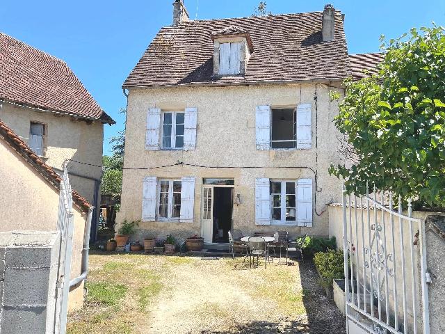 Huis te koop in&nbsp;CHERVEIX-CUBAS 24390 Dordogne Aquitaine France: Woonhuis met een terrein van 240 m2. Indeling: 7 vertrekken, 2 slaapkamers, 1 badkamer en een woonoppervlakte van 79 m2. Verwarming op hout....