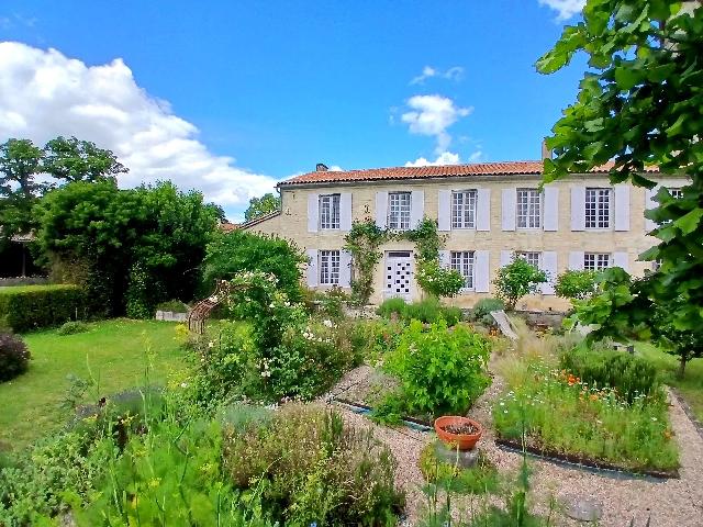 House for sale in&nbsp;BEAUVAIS-SUR-MATHA 17490 Charente-Maritime Poitou-Charentes France: Delightful village house with outbuildings and extensive grounds. Nestled in the centre of a quaint historical village, in the heart of Charente, you will find this hidden gem. Although located just s...