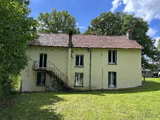 Huis te koop in&nbsp;SAINT-DIZIER-MASBARAUD 23400 Creuse Limousin France: Woonhuis met een terrein van 1540 m2. Indeling: 9 vertrekken, 3 slaapkamers, 2 badkamers en een woonoppervlakte van 125 m2. Verwarming op hout....