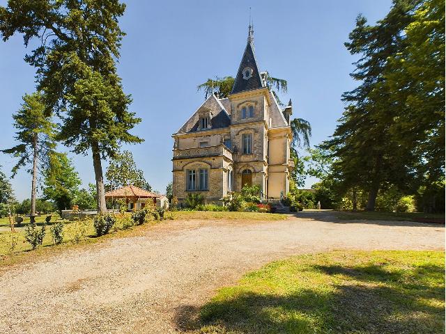 Huis te koop in&nbsp;LAROQUE-TIMBAUT 47340 Lot-et-Garonne Aquitaine France: Woonhuis met een terrein van 52197 m2. Indeling: 10 vertrekken, 5 slaapkamers, 2 badkamers en een woonoppervlakte van 400 m2. Verwarming op stookolie....