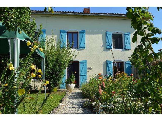 Huis te koop in&nbsp;MONTJEAN 16240 Charente Poitou-Charentes France: Woonhuis met een terrein van 1464 m2. Indeling: 5 vertrekken, 3 slaapkamers, 4 badkamers en een woonoppervlakte van 202 m2. Elektrische verwarming....
