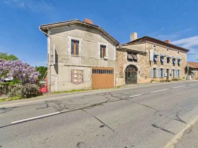 Huis te koop in&nbsp;CHÂLUS 87230 Haute-Vienne Limousin France: Woonhuis met een terrein van 485 m2. Indeling: 2 vertrekken, 1 slaapkamer, 1 badkamer en een woonoppervlakte van 55 m2. Elektrische verwarming....