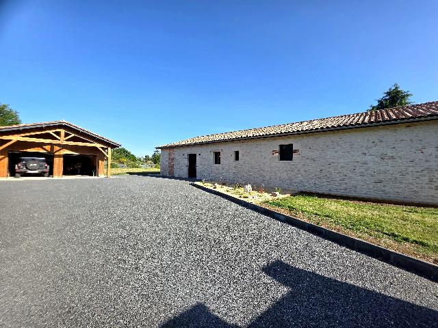 Huis te koop in&nbsp;EYMET 24500 Dordogne Aquitaine France: Bungalow met een terrein van 1919 m2 voorzien van een zwembad. Indeling: 7 vertrekken, 4 slaapkamers, 2 badkamers en een woonoppervlakte van 163 m2. Elektrische verwarming....