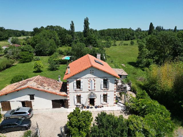 Haus zu verkaufen in&nbsp;SAINT-AIGULIN 17360 Charente-Maritime Poitou-Charentes Frankreich: Dorfhaus mit einem Grundstück von 18479 qm und einem Schwimmbad. Anordnung: 7 Räume, 4 Schlafzimmer, 3 Badezimmer und eine Wohnfläche von 193 qm. Heizung auf Heizöl....