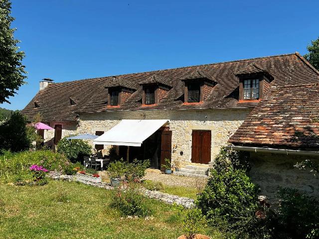 Huis te koop in&nbsp;COULAURES 24420 Dordogne Aquitaine France: Woonhuis met een terrein van 3224 m2. Indeling: 9 vertrekken, 5 slaapkamers, 2 badkamers en een woonoppervlakte van 186 m2....