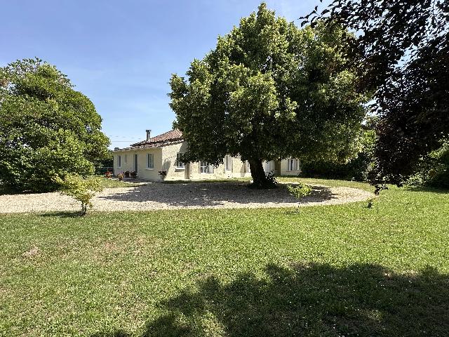 Huis te koop in&nbsp;MONTCARET 24230 Dordogne Aquitaine France: Woonhuis met een terrein van 3679 m2 voorzien van een zwembad. Indeling: 14 vertrekken, 7 slaapkamers, 6 badkamers en een woonoppervlakte van 380 m2. Verwarming op stookolie....