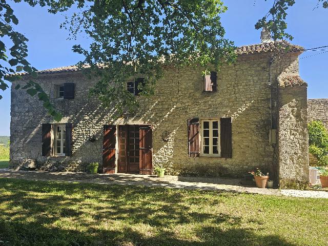 Huis te koop in&nbsp;DURAS 47120 Lot-et-Garonne Aquitaine France: Woonhuis met een terrein van 12791 m2 voorzien van een zwembad. Indeling: 14 vertrekken, 8 slaapkamers, 4 badkamers en een woonoppervlakte van 330 m2. Verwarming op hout....