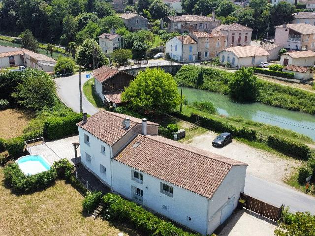Huis te koop in&nbsp;LE MAS-D’AGENAIS 47430 Lot-et-Garonne Aquitaine France: Woonhuis met een terrein van 1745 m2 voorzien van een zwembad. Indeling: 7 vertrekken, 4 slaapkamers, 3 badkamers en een woonoppervlakte van 230 m2. Elektrische verwarming....