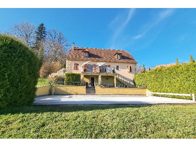 Huis te koop in&nbsp;EXCIDEUIL 24160 Dordogne Aquitaine France: Woonhuis met een terrein van 9077 m2 voorzien van een zwembad. Indeling: 14 vertrekken, 5 slaapkamers, 2 badkamers en een woonoppervlakte van 180 m2. Elektrische verwarming....