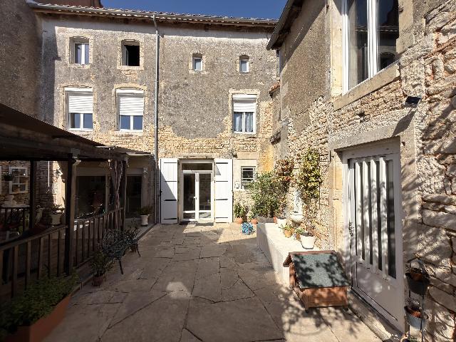 Huis te koop in&nbsp;SAUZÉ-VAUSSAIS 79190 Deux-Sèvres Poitou-Charentes France: Woonhuis met een terrein van 1001 m2. Indeling: 7 vertrekken, 5 slaapkamers, 1 badkamer en een woonoppervlakte van 147 m2....