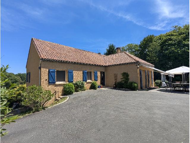 Huis te koop in&nbsp;VITRAC 15220 Cantal Auvergne France: Woonhuis met een terrein van 3480 m2. Indeling: 7 vertrekken, 3 slaapkamers, 3 badkamers en een woonoppervlakte van 155 m2....