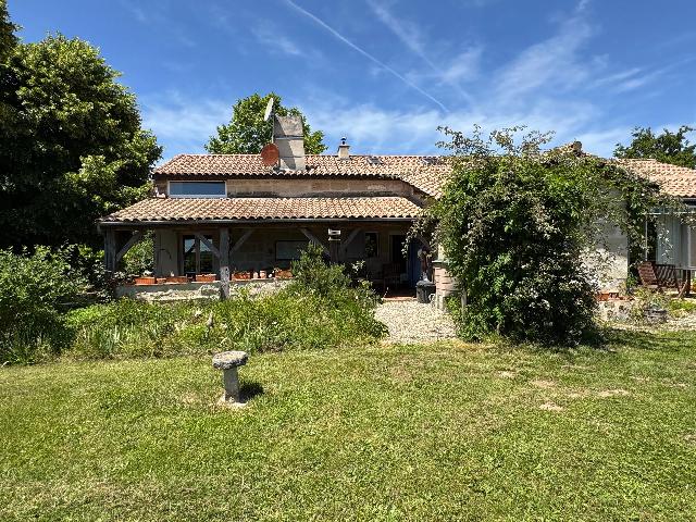 Haus zu verkaufen in&nbsp;MIRAMONT-DE-GUYENNE 47800 Lot-et-Garonne Aquitaine Frankreich: Traumhaftes Landhaus. EXKLUSIV BEI BEAUX VILLAGES! Dieses wunderschöne, freistehende Landhaus bietet drei Doppelzimmer und die Möglichkeit, im Zwischengeschoss/Dachgeschoss eine großzügige Elterns...