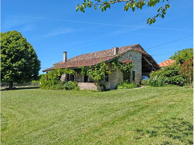 Haus zu verkaufen in&nbsp;SAINT-BARTHÉLEMY-D’AGENAIS 47350 Lot-et-Garonne Aquitaine Frankreich: Ländliches Steinhaus mit traumhafter Aussicht. Dieses restaurierte, traditionelle Bauernhaus liegt auf einem Hügel und bietet einen spektakulären Blick auf die sanften Hügel und Täler im Süden u...