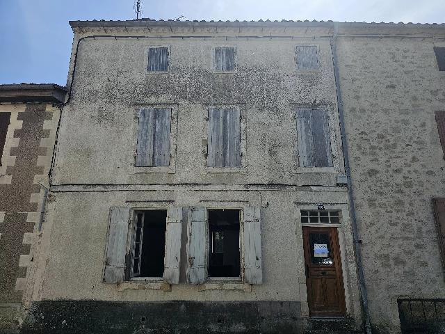 Huis te koop in&nbsp;MONSÉGUR 33580 Gironde Aquitaine France: Geweldige potentie! EXCLUSIEF BIJ BEAUX VILLAGES! Gelegen op een rustige locatie in de charmante bastide Monségur, biedt deze woning uitstekende mogelijkheden voor renovatie en transformatie (onder v...