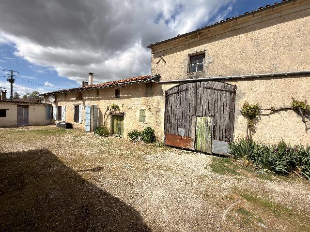 Huis te koop in&nbsp;CHIVES 17510 Charente-Maritime Poitou-Charentes France: Karakteristiek huis met bijgebouwen en veel potentie, tussen Matha en Aigre. Charmant pand in een rustig gehucht in Charente-Maritime, ideaal gelegen tussen Matha en Aigre, beide met een breed scala a...