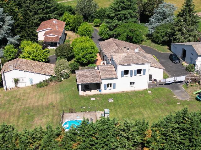 Huis te koop in&nbsp;CHEVANCEAUX 17210 Charente-Maritime Poitou-Charentes France: Ruim huis met 4 slaapkamers PLUS vakantiehuis met 3 slaapkamers PLUS bijgebouwen. EXCLUSIEF BIJ BEAUX VILLAGES! We zijn verheugd u dit uitzonderlijk ruime gezinswoning met vier slaapkamers te kunnen p...