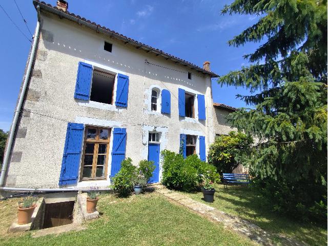 Huis te koop in&nbsp;VOULÊME 86400 Vienne Poitou-Charentes France: Charmant huisje met 3 slaapkamers, een grote tuin en een schuur vlakbij Civray. Gelegen in een rustig dorp, biedt dit aantrekkelijke stenen huis comfortabel gezinsleven met uitstekende mogelijkheden v...