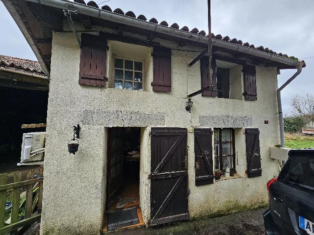 Huis te koop in&nbsp;SAULGOND 16420 Charente Poitou-Charentes France: Huisje met schuur en uitstekende mogelijkheden in een rustig gehucht. EXCLUSIEF BIJ BEAUX VILLAGES! Verscholen in een rustig gehucht biedt dit karakteristieke huisje een fantastische kans voor renovat...