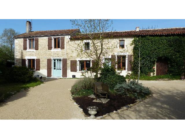 Huis te koop in&nbsp;COURCÔME 16240 Charente Poitou-Charentes France: Dorpswoning met een terrein van 2401 m2. Indeling: 9 vertrekken, 5 slaapkamers, 2 badkamers en een woonoppervlakte van 191 m2. Elektrische verwarming....