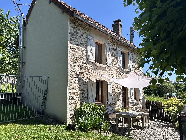 Haus zu verkaufen in&nbsp;FOLLES 87250 Haute-Vienne Limousin Frankreich: HHübsches 1-Zimmer-Cottage mit Panoramablick. EXKLUSIV BEI BEAUX VILLAGES! Dieses wunderschöne Cottage mit Steinmauern und sichtbaren Balken wurde liebevoll restauriert. Es liegt in absolut ruhiger ...