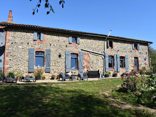 Haus zu verkaufen in&nbsp;VASLES 79340 Deux-Sèvres Poitou-Charentes Frankreich: Idyllische Lage, ganz ohne Nachbarn! EXKLUSIV BEI BEAUX VILLAGES! Dieses wunderschöne Haus, erbaut aus dem für die Region typischen warmen Stein, liegt in ruhiger Lage mitten im Grünen, nur 6 km vo...
