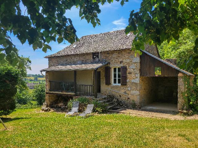 Huis te koop in&nbsp;LA FOUILLADE 12270 Aveyron Midi-Pyrénées France: Charmant landhuis met schuur, grond en ontwikkelingspotentieel – Aveyron. Gelegen in een rustige en ongerepte hoek van het platteland van Aveyron, biedt dit charmante landhuis privacy, karakter en e...