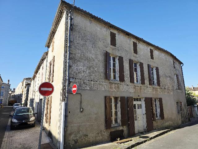 Haus zu verkaufen in&nbsp;MONSÉGUR 33580 Gironde Aquitaine Frankreich: Haus mit einem Grundstück von 95 qm. Anordnung: 5 Räume, 3 Schlafzimmer, 1 Badezimmer und eine Wohnfläche von 137 qm. Heizung auf Elektrizität....