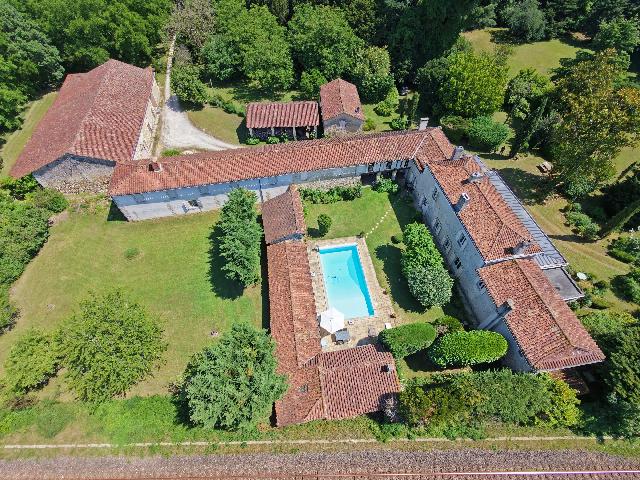 Haus zu verkaufen in&nbsp;RAZAC-SUR-L’ISLE 24430 Dordogne Aquitaine Frankreich: Haus mit einem Grundstück von 30697 qm und einem Schwimmbad. Anordnung: 20 Räume, 6 Schlafzimmer, 3 Badezimmer und eine Wohnfläche von 429 qm. Heizung auf Heizöl....