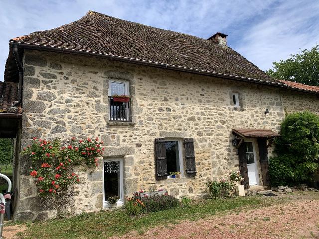 Maison&agrave; vendre &agrave;&nbsp;SAINT-SAUD-LACOUSSIÈRE 24470 Dordogne: Ferme rénovée avec vue imprenable, grand hangar et potentiel multi-générationnel. Venez découvrir cette charmante ferme rénovée, idéalement située à seulement quelques minutes des commodité...