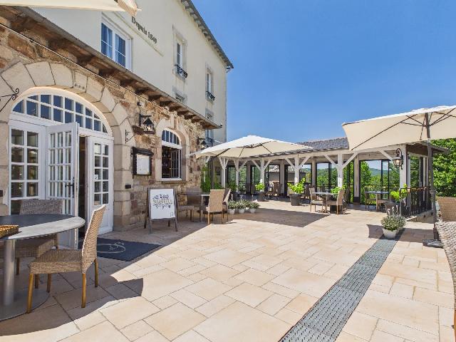 Commercieel object te koop in&nbsp;NAJAC 12270 Aveyron Midi-Pyrénées France: Bedrijfspand met een terrein van 9756 m2. Indeling: 30 vertrekken, 22 slaapkamers, 22 badkamers en een woonoppervlakte van 1000 m2. Verwarming op stookolie....