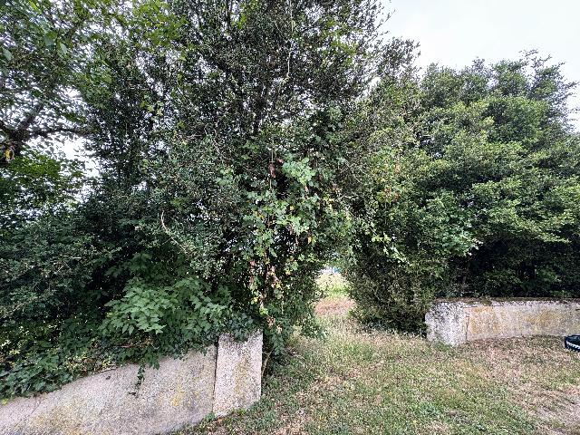 Bauland&nbsp;zu verkaufen in&nbsp;AIGRE 16140 Charente Frankreich. Großes Baugrundstück im Ortskern. Dieses 2.079 m² große Grundstück befindet sich in der UA-Zone des Ortes und wurde bereits für zwei Bauplätze genehmigt.<br />
<br />
Das Grundstück ist von zwei verschi...