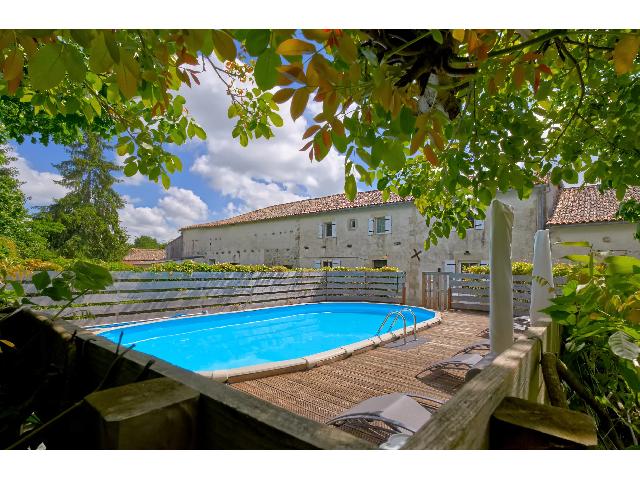 Haus zu verkaufen in&nbsp;MELLERAN 79190 Deux-Sèvres Poitou-Charentes Frankreich: Haus mit einem Grundstück von 2726 qm und einem Schwimmbad. Anordnung: 14 Räume, 9 Schlafzimmer, 7 Badezimmer und eine Wohnfläche von 400 qm. Heizung auf Elektrizität....