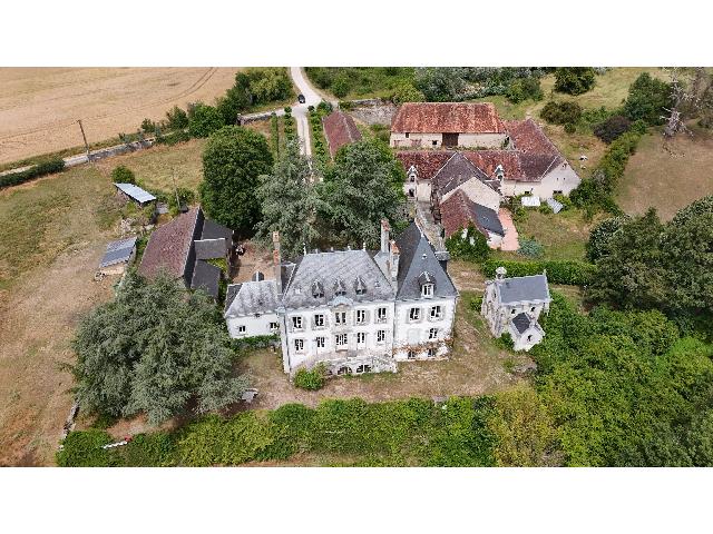 Haus zu verkaufen in&nbsp;SAINT-GAULTIER 36800 Indre Centre Frankreich: Schloss mit einem Grundstück von 276319 qm und einem Schwimmbad. Anordnung: 38 Räume, 14 Badezimmer und eine Wohnfläche von 750 qm. Heizung auf Heizöl....