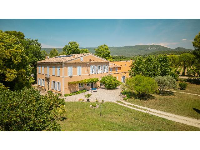 Huis te koop in&nbsp;APT 84400 Vaucluse Provence Alpes Côte d'Azur France: Woonhuis met een terrein van 266719 m2. Indeling: 16 vertrekken, 7 badkamers en een woonoppervlakte van 817 m2. Verwarming op hout....
