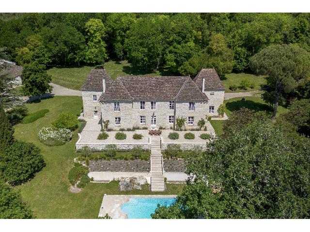 Huis te koop in&nbsp;MONTCUQ 46800 Lot Midi-Pyrénées France: Kasteel met een terrein van 380100 m2 voorzien van een zwembad. Indeling: 11 vertrekken, 8 slaapkamers, 5 badkamers en een woonoppervlakte van 553 m2. Verwarming op stookolie....