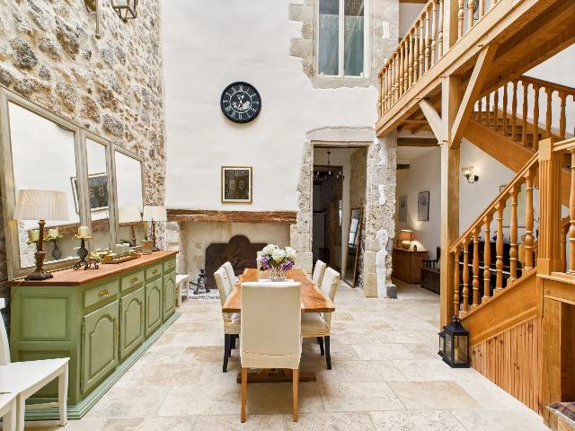 Huis te koop in&nbsp;SOS 47170 Lot-et-Garonne Aquitaine Frankrijk: Dorpswoning met een terrein van 173 m2. Indeling: 7 vertrekken, 4 slaapkamers, 3 badkamers en een woonoppervlakte van 233 m2. Elektrische verwarming....