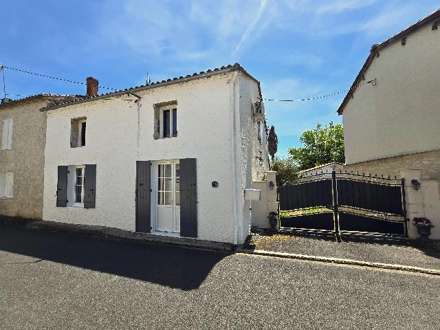 Haus&nbsp;zu verkaufen in&nbsp;PINEUILH 33220 Gironde Frankreich. Haus mit einem Grundstück von 452 qm. Anordnung: 7 Räume, 4 Schlafzimmer, 3 Badezimmer und eine Wohnfläche von 150 qm. Heizung auf Elektrizität....