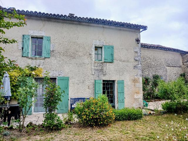 Huis te koop in&nbsp;VERTEILLAC 24320 Dordogne Aquitaine Frankrijk: Woonhuis met een terrein van 425 m2. Indeling: 6 vertrekken, 4 slaapkamers, 2 badkamers en een woonoppervlakte van 133 m2. Verwarming op hout....