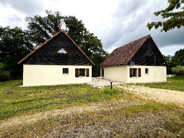Huis te koop in&nbsp;LACAPELLE-MARIVAL 46120 Lot Midi-Pyrénées France: Woonhuis met een terrein van 267 m2. Indeling: 4 vertrekken, 3 slaapkamers, 2 badkamers en een woonoppervlakte van 82 m2. Elektrische verwarming....