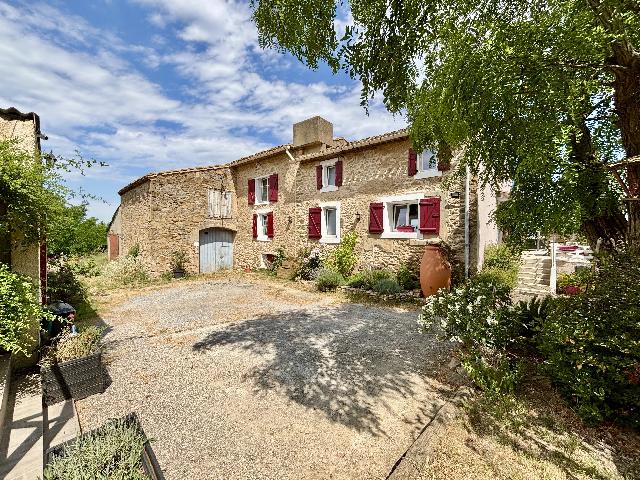 Huis te koop in&nbsp;MONTBRUN-DES-CORBIÈRES 11700 Aude Languedoc Roussillon Frankrijk: Woonhuis met een terrein van 815 m2 voorzien van een zwembad. Indeling: 6 vertrekken, 4 slaapkamers, 2 badkamers en een woonoppervlakte van 212 m2. Elektrische verwarming....