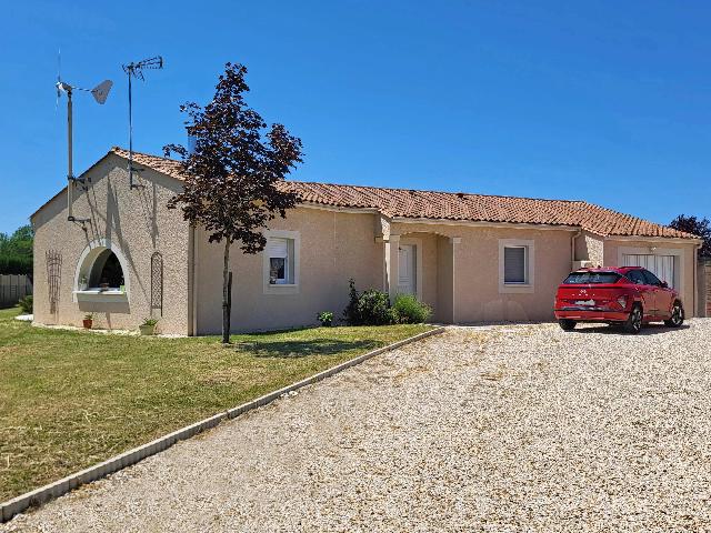 House&nbsp;for sale&nbsp;COURBILLAC 16200 Charente Poitou-Charentes France: Modern 3 bedroomed, energy-efficient house with large garden, close to Jarnac. This bright and comfortable, detached single-storey house, built just 20 years ago, sits on its own generous plot of land...
