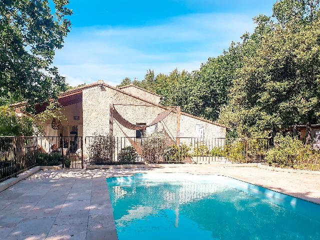 Huis te koop in&nbsp;MÉRINDOL 84360 Vaucluse Provence Alpes Côte d'Azur France: Woonhuis met een terrein van 5137 m2 voorzien van een zwembad. Indeling: 6 vertrekken, 4 slaapkamers, 2 badkamers en een woonoppervlakte van 137 m2. Elektrische verwarming....