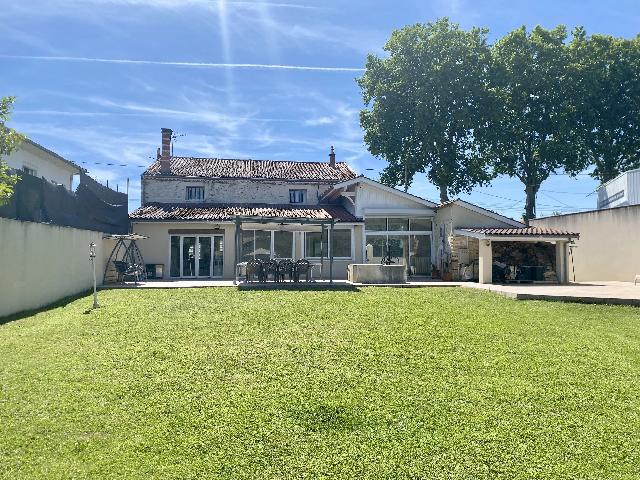 Maison &agrave; vendre &agrave;&nbsp;VILLENEUVE-SUR-LOT 47300 Lot-et-Garonne Aquitaine France: Maison de caractère avec vaste espace de vie et jardin clôturé. Située à proximité immédiate des écoles, des commerces et de toutes les commodités, cette charmante maison saura vous séduire ...
