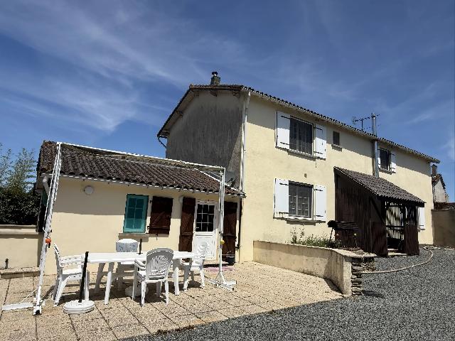 Haus zu verkaufen in&nbsp;LE BUSSEAU 79240 Deux-Sèvres Poitou-Charentes Frankreich: Haus mit einem Grundstück von 42405 qm. Anordnung: 8 Räume, 4 Schlafzimmer, 2 Badezimmer und eine Wohnfläche von 194 qm. Heizung auf Heizöl....