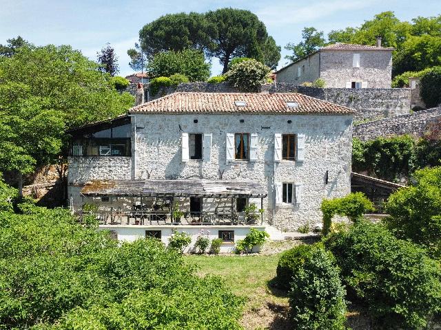 Haus&nbsp;zu verkaufen in&nbsp;NÉRAC 47600 Lot-et-Garonne Frankreich. Haus mit einem Grundstück von 4170 qm. Anordnung: 8 Räume, 3 Schlafzimmer, 4 Badezimmer und eine Wohnfläche von 175 qm. Heizung auf Heizöl....